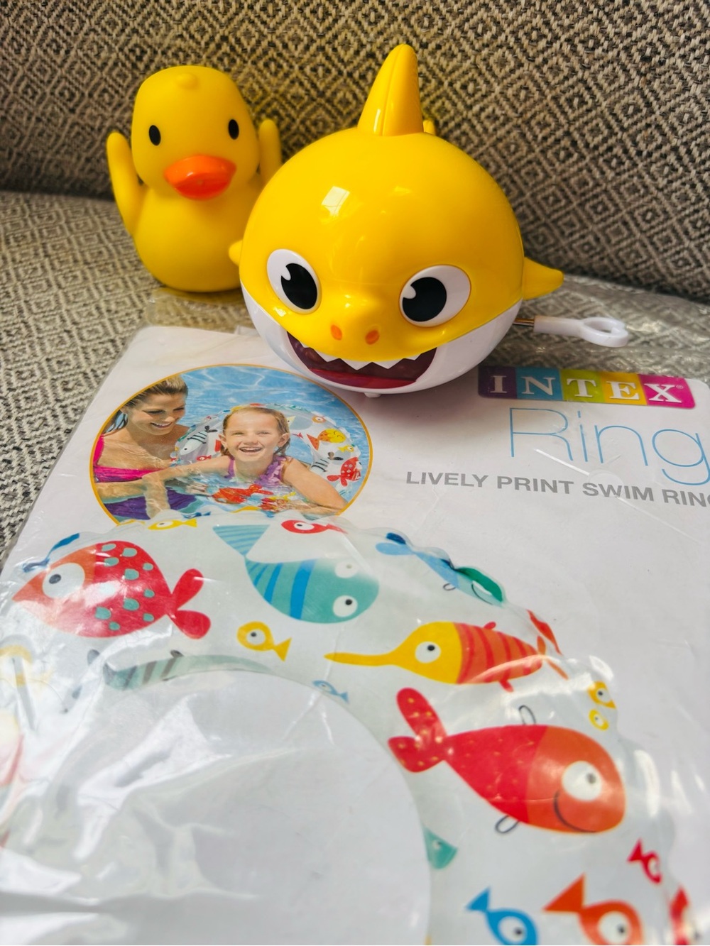 Baby Shark Wind-Up Toy + Intex Lively Print Swim Fish Ring 20”